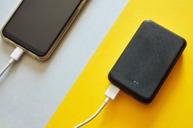 Güç bankası USB kablosu kullanarak akıllı telefonu şarj ediyor