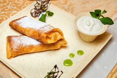 Süzme peynirli ve soslu krep. Yakın çekim, seçici odaklanma