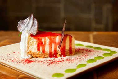 Çikolatalı ve kırmızı şuruplu cheesecake. Yakın çekim, seçici odaklanma