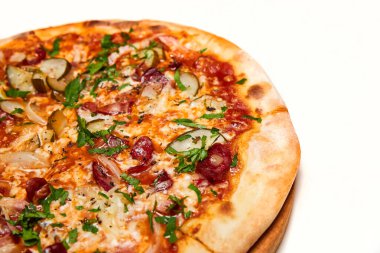 Taze pizza turşusu, pastırma, sosis ve tahta tahtada peynir. Yakın çekim, seçici odaklanma.