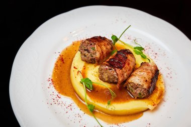 Domuz pastırmalı dana kebabı ve patates püresi. Yakın çekim, seçici odaklanma