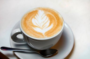 Bir fincan kahve. Beyaz bardakta latte..