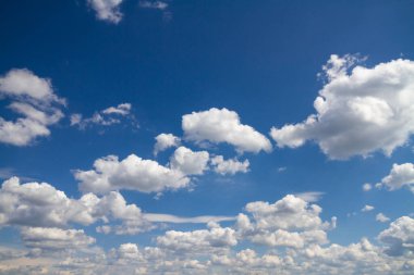 Beyaz bulutlu mavi gökyüzü arkaplanı