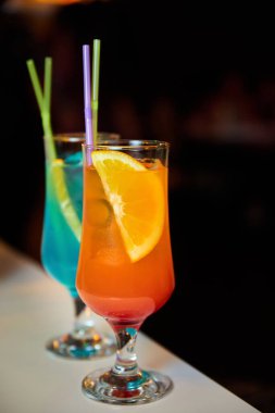 Çok renkli alkollü ve alkolsüz buzlu ve pipetli kokteyller