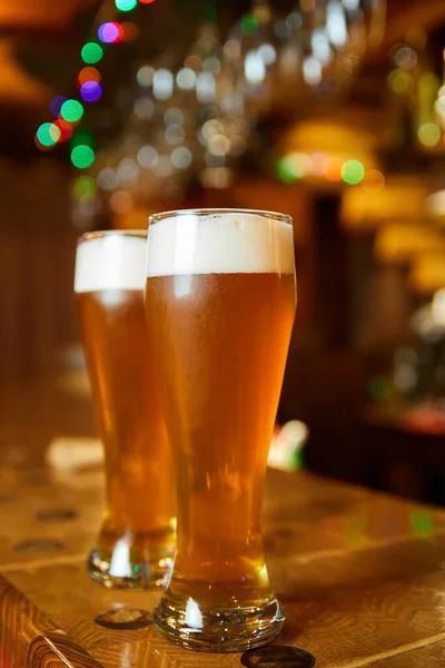 Due Bicchieri Birra Fresca Schiumosa Sul Bancone Del Bar — Foto Stock