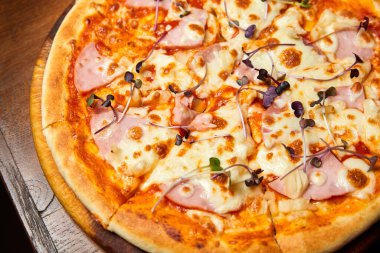 Pastırmalı ve peynirli pizza. Yakın çekim, seçici odaklanma