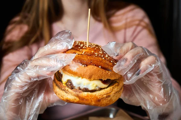 Dziewczyna Trzymająca Hamburgera Rękach Przygotowująca Się Zjedzenia Zbliżenie Selektywne Ukierunkowanie — Zdjęcie stockowe