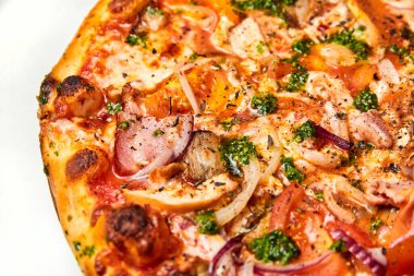 Hafif arka planda pastırmalı, mantarlı ve peynirli taze pizza. Yakın çekim, seçici odaklanma