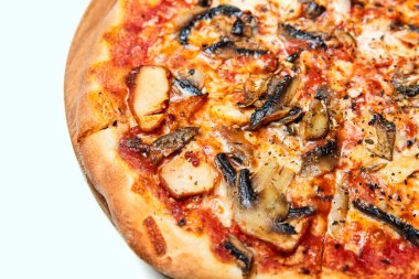 Hafif arka planda pastırmalı, mantarlı ve peynirli taze pizza. Yakın çekim, seçici odaklanma