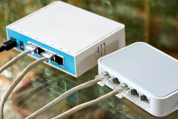 Câbles Ethernet Connectés Desktop Switch Routerboard Gros Plan Focus Sélectif — Photo