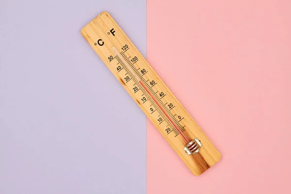 Ahşap Alkolü Termometresinin Yakın Plan Fotoğrafı Renkli Arka Planda Sıcaklık — Stok fotoğraf