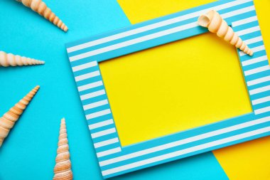 Fotokopi alanı ve sarı-mavi arka planda egzotik kabukları olan resim çerçevesi