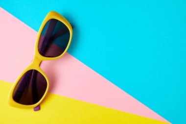Asgari renkli arkaplanda fotokopi alanı olan güneş gözlüğü