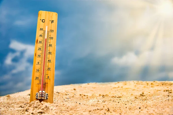 Wetterthermometer Sand Himmel Zeigt Hohe Umgebungstemperatur — Stockfoto