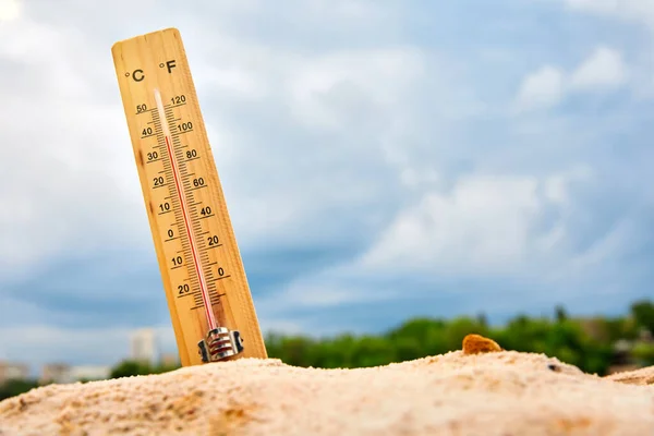 Gökyüzüne Karşı Kumda Hava Termometresi Yüksek Bir Ortam Sıcaklığı Gösteriyor — Stok fotoğraf