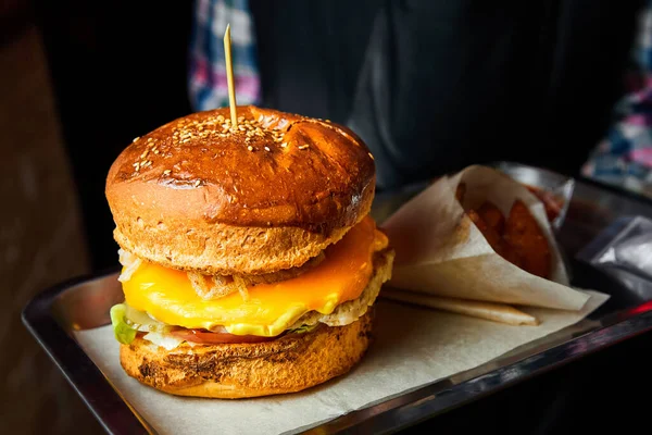 Kelner Trzyma Metalową Płytkę Fast Foodem Hamburgerem Frytkami — Zdjęcie stockowe