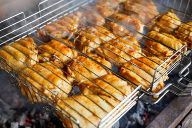 Kızarmış tavuk budu ızgarada. Yakın çekim, seçici odaklanma