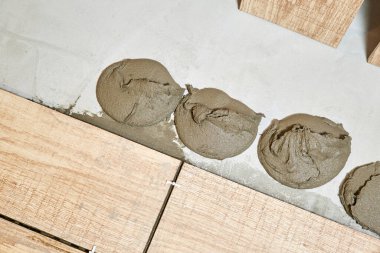 Seramik döşeme döşeyen adam. Yakın çekim, seçici odaklanma