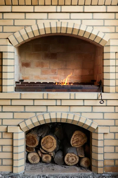 Tuğla ızgarada şömine kutusuyla yanan odun ateşinden.