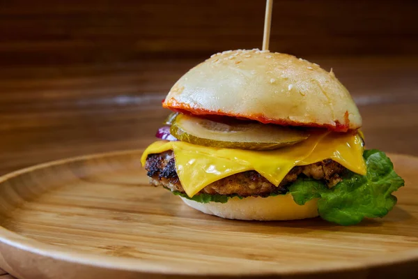 Burger Wołowiną Serem Sałatą Liści Drewnianym Talerzu Zbliżenie Selektywne Ukierunkowanie — Zdjęcie stockowe