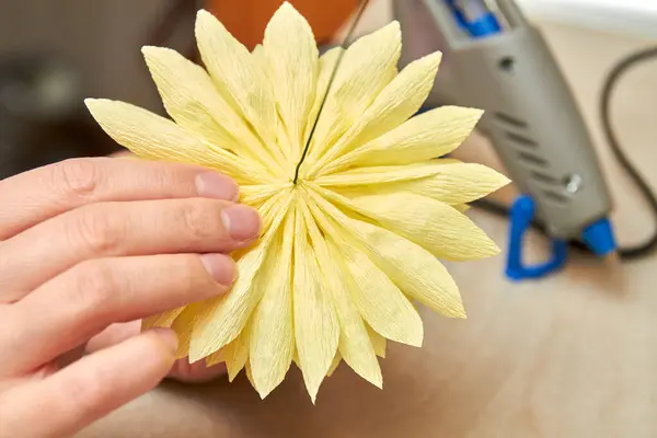 Frauen Machen Florales Design Mädchen Klebt Die Blütenblätter Einer Künstlichen — Stockfoto