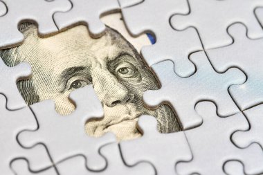 Dolar bulmacası, iş çözümü kavramı. Dolar ve yapboz parçaları. Amerikan Başkanı Franklin 'in portresi. Yakın çekim, seçici odaklanma