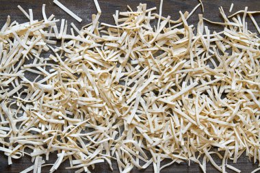 El yapımı erişteler ahşap bir tahtanın üzerinde kurutulur. Üst görünüm