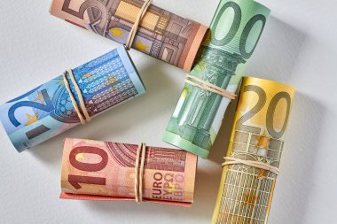 On, yirmi, elli ve iki yüz Euro 'luk banknot, arka planda bir boru gibi duruyor. Avro banknotları makro çekimde detaylar. Yakın çekim, seçici odaklanma