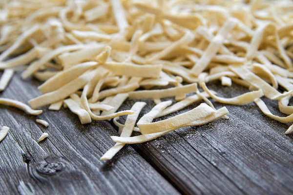 El yapımı erişteler ahşap bir tahtanın üzerinde kurutulur. Yakın çekim, seçici odaklanma