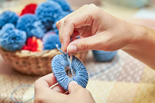 Handgemaakte Pompons Het Proces Van Het Maken Van Pompons Van — Stockfoto