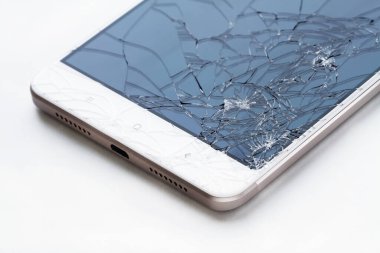 Kırık ekran. Akıllı telefon camı hasar görmüş. Yakın plan, hafif arkaplan, seçici odak