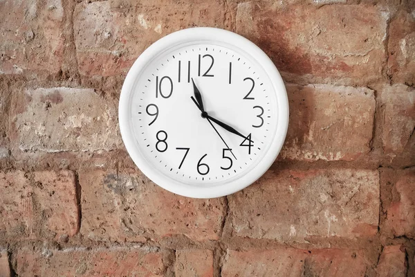 Reloj Clásico Blanco Pared Ladrillo Rojo Veinte Minutos Once —  Fotos de Stock