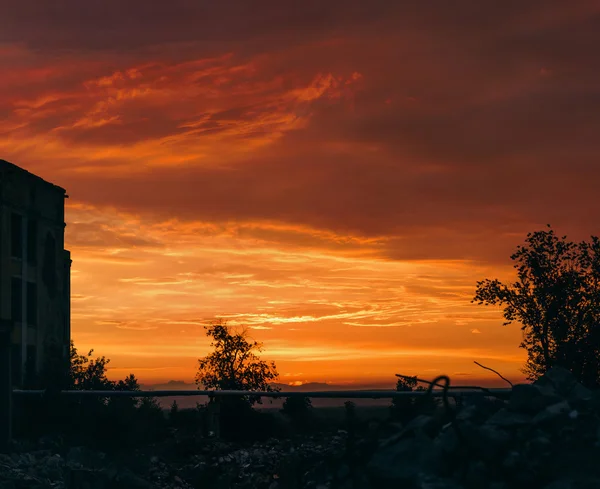 Pôr do sol escuro com nuvens castanhas — Fotografia de Stock