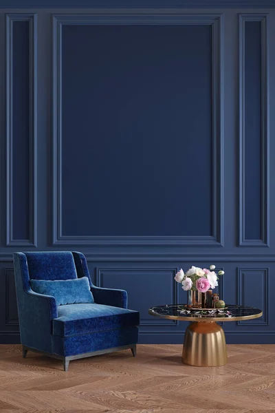 Klasik kraliyet mavi iç mimarisi, koltuk, sehpa, çiçekler ve duvar pervazları.. — Stok fotoğraf