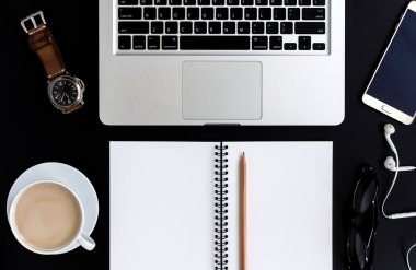 Yaratıcı düz fotoğraf çalışma alanı ayrı tut siyah arka plan yattı