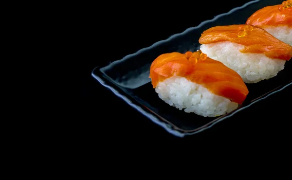 Taze Japon somon suşi ahşap masa üzerinde — Stok fotoğraf