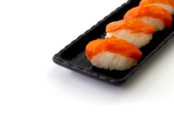 Taze Japon somon suşi ahşap masa üzerinde