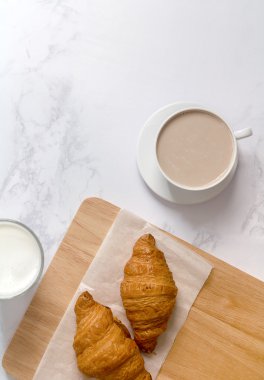 Ay çöreği, süt, kesme tahtası ve sade kahve Kahvaltı 