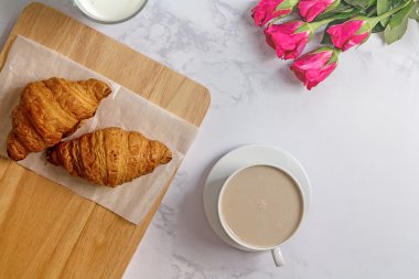 Ay çöreği, pembe Gül çiçek, kesme tahtası ve b Kahvaltı