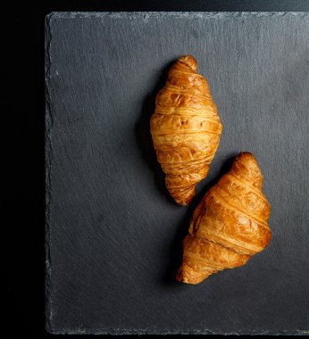 Granit taş plaka bl kruvasan siyah kahve ile Kahvaltı