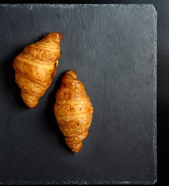 Granit taş plaka bl kruvasan siyah kahve ile Kahvaltı