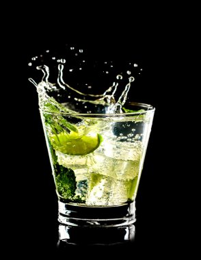 Mojito sıçrama ile siyah arka plan üzerine kokteyl