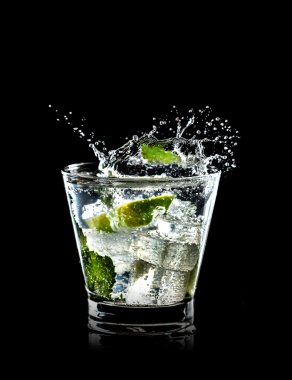 Mojito sıçrama ile siyah arka plan üzerine kokteyl