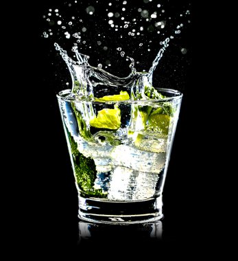 Mojito sıçrama ile siyah arka plan üzerine kokteyl