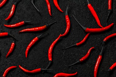 Duman izole siyah zemin üzerine kırmızı biber biber,