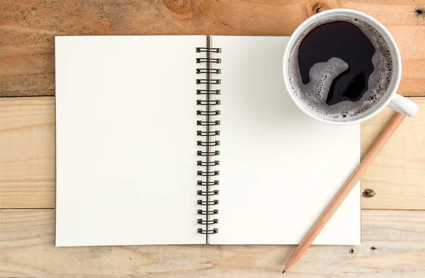 otebook kahve, kalem ve ahşap masa üzerine gözlük ile