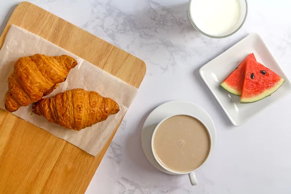 Ay çöreği, watormelon, kesme tahtası ve siyah c Kahvaltı
