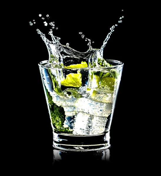 Mojito sıçrama ile siyah arka plan üzerine kokteyl