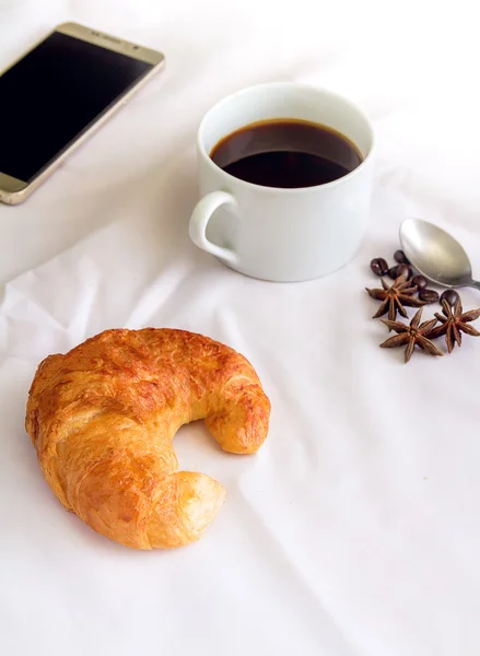 Kahvaltı croissants ve kahve kompozisyon. 