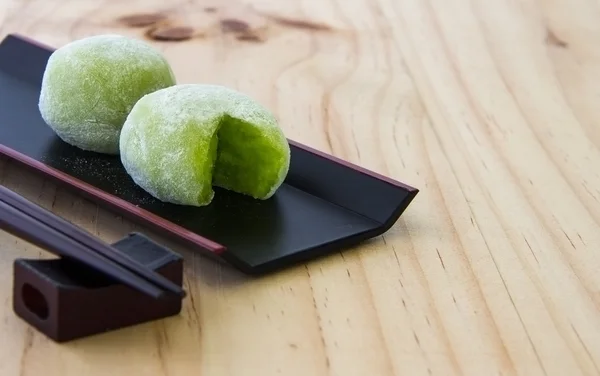 Cocina japonesa, té verde mo chi en el plato — Foto de Stock